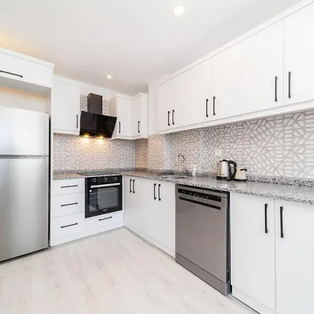 Central Flat Close To Sea In Muratpasa *
