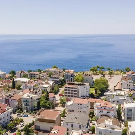 Central Flat Close To Sea In Muratpasa 아파트